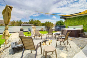 Hot Tub and Pool Joshua Tree Vacation Home!